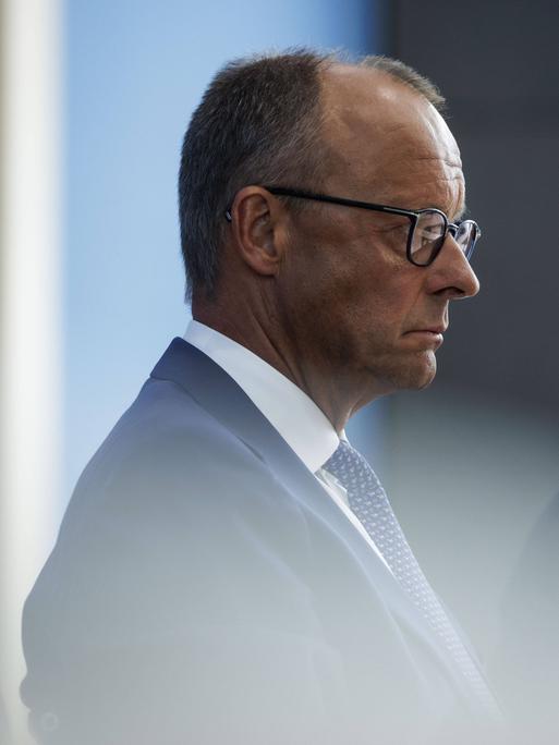 Profilaufnahme von Friedrich Merz, der ernst nach rechts ins Off des Fotos blickt.