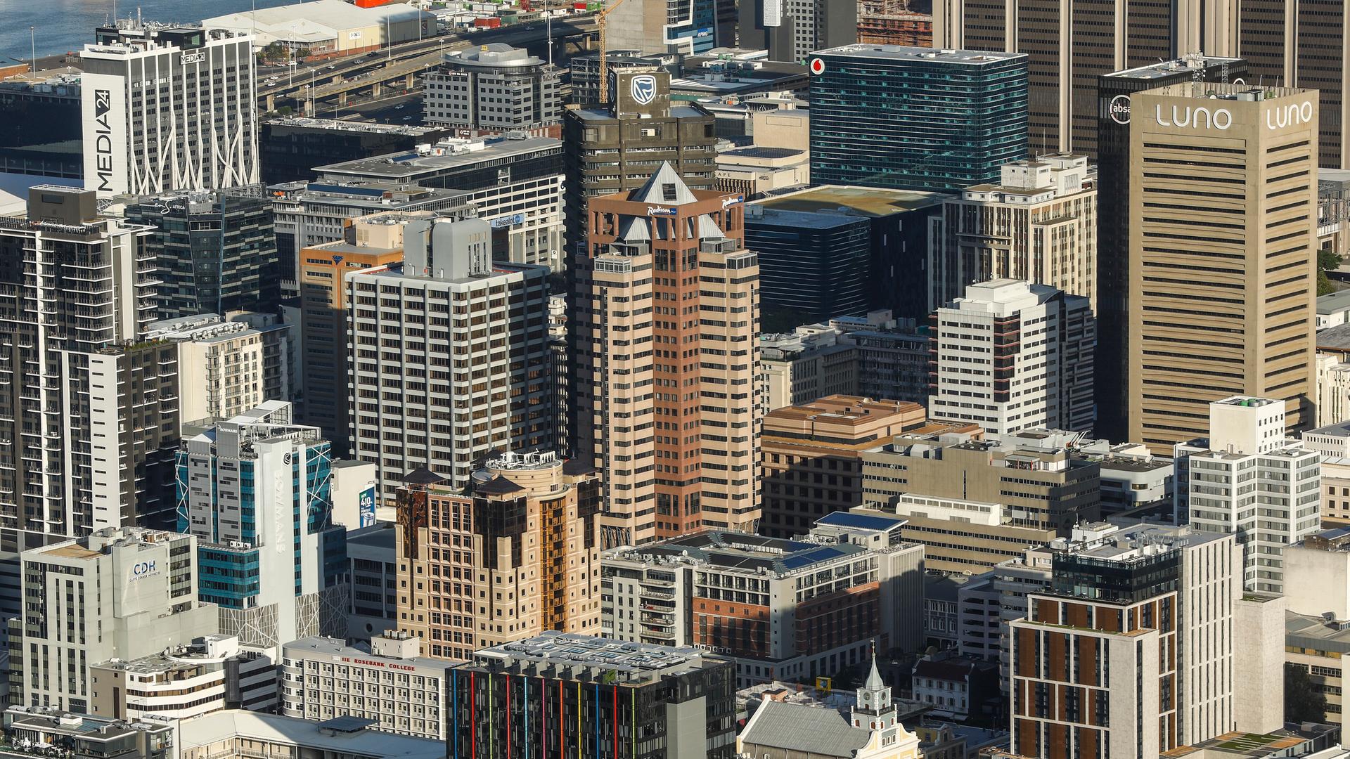 Die Skyline von Kapstadt wird dominiert von zahlreichen Hochhäusern.
