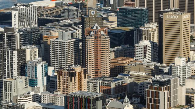 Die Skyline von Kapstadt wird dominiert von zahlreichen Hochhäusern.