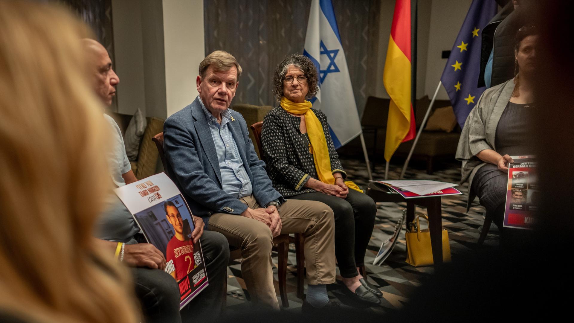 Johann Wadephul (CDU), Außenminister, spricht mit Angehörigen israelischer Geiseln. Im Hintergrund sind die Flaggen von Israel, Deutschland und der EU. Johann Wadephul (CDU), Außenminister, spricht mit Angehörigen israelischer Geiseln. Im Hintergrund sind die Flaggen von Israel, Deutschland und der EU.