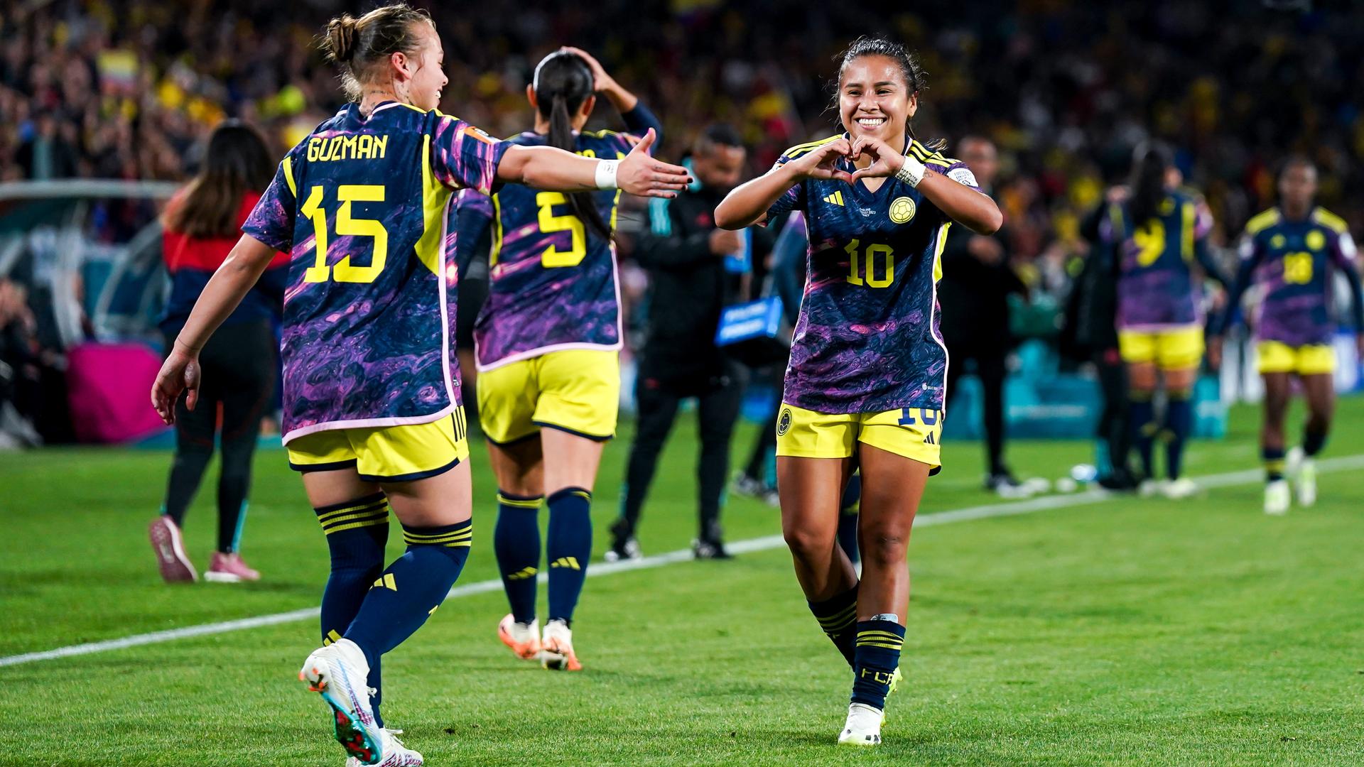 Der Erfolg der kolumbianischen Frauen bei der WM (hier bei einem Torjubel) hat nach Einschätzung der Journalistin Karen Ariza Carranza auch die Wahrnehmung von Frauen im Sport im eigenen Land verändert. 