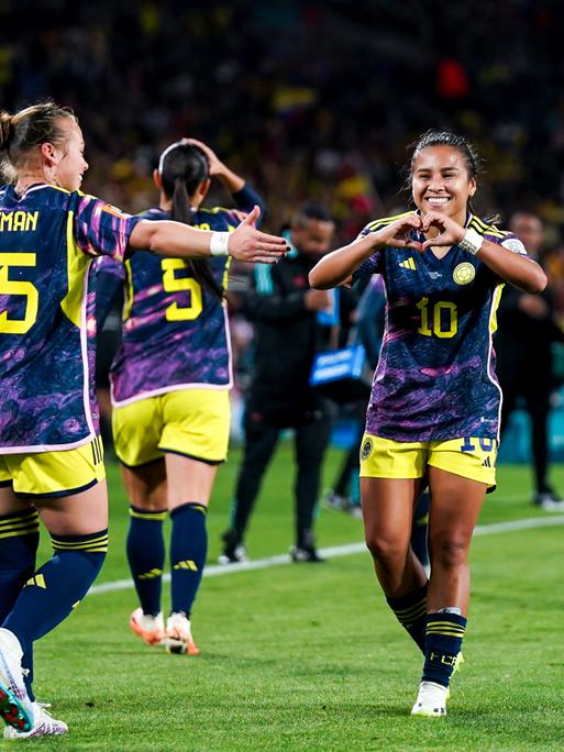 Der Erfolg der kolumbianischen Frauen bei der WM (hier bei einem Torjubel) hat nach Einschätzung der Journalistin Karen Ariza Carranza auch die Wahrnehmung von Frauen im Sport im eigenen Land verändert. 