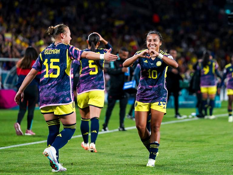 Der Erfolg der kolumbianischen Frauen bei der WM (hier bei einem Torjubel) hat nach Einschätzung der Journalistin Karen Ariza Carranza auch die Wahrnehmung von Frauen im Sport im eigenen Land verändert. 