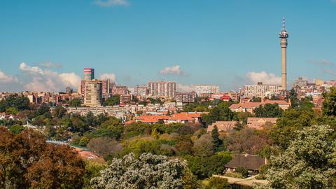 Panoramablick auf Johannisburg, im Vordergrund Grünflächen, im Hintergrund Hochhäuser und der Funkturm