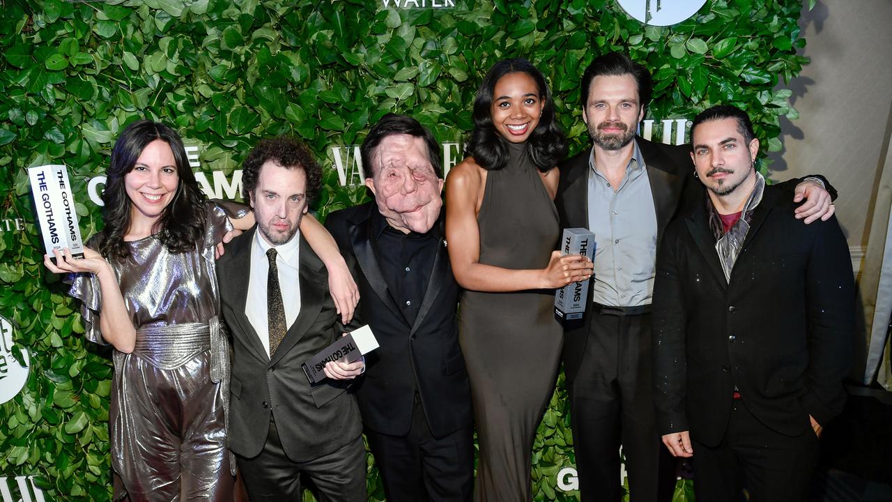 Von links: Vanessa McDonnell, Aaron Schimberg, Adam Pearson, Gabriel Mayers, Sebastian Stan und Mike Marino posieren mit dem Preis für den besten Spielfilm für "A Different Man" während der Gothams Film Awards im Cipriani Wall Street in New York. 