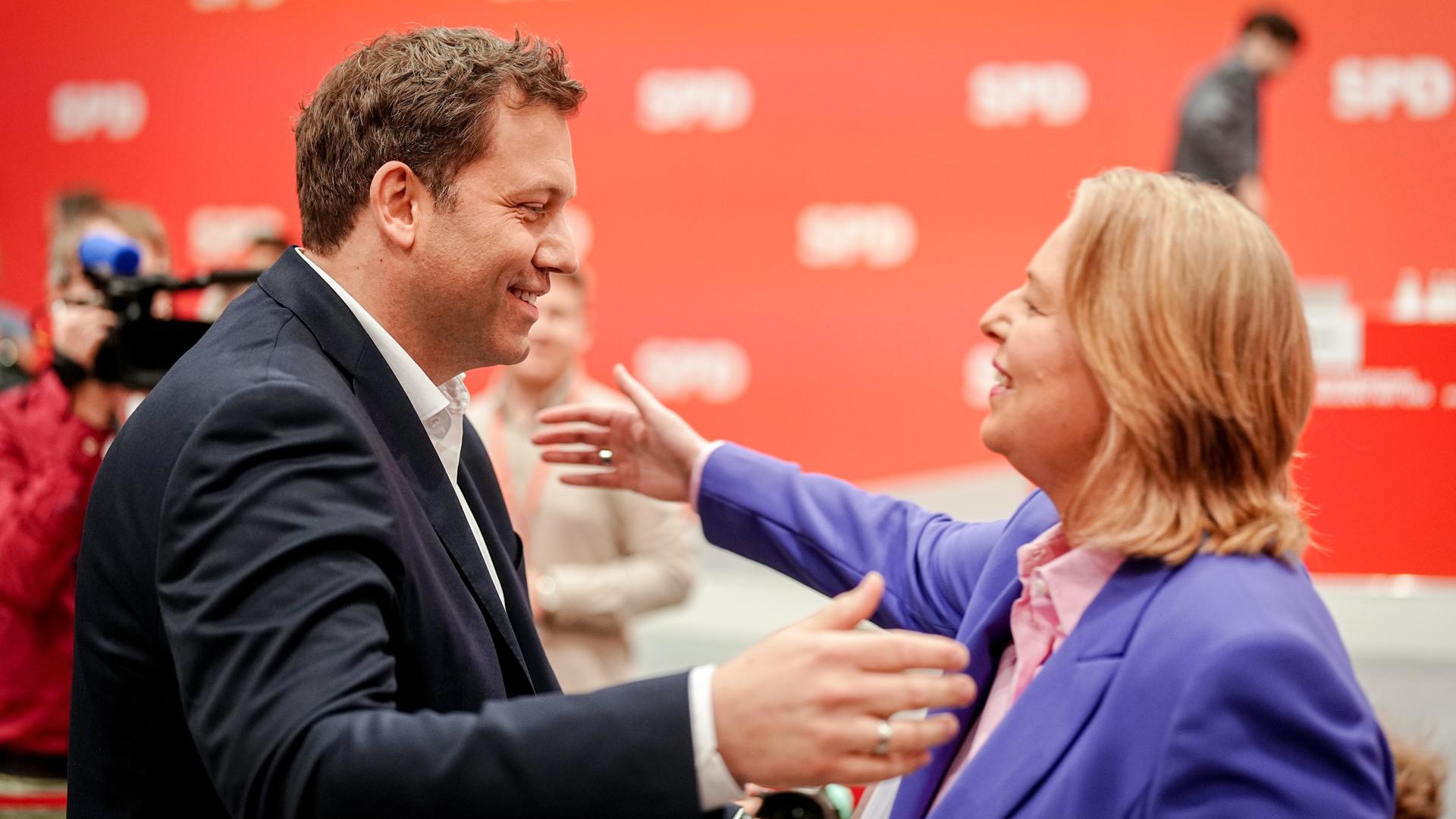 Der SPD-Vorsitzende Lars Klingbeil und die Bundesministerin für Arbeit und Soziales, Bärbel Bas, umarmen sich beim SPD-Bundesparteitag. Der SPD-Vorsitzende Lars Klingbeil und die Bundesministerin für Arbeit und Soziales, Bärbel Bas, umarmen sich beim SPD-Bundesparteitag.