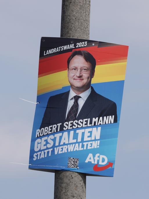 Ein Wahlkampfplakat für Robert Sesselmann, Kandidat der "Alternative für Deutschland" (AfD) in Sonneberg, Thüringen, 26.06.2023.