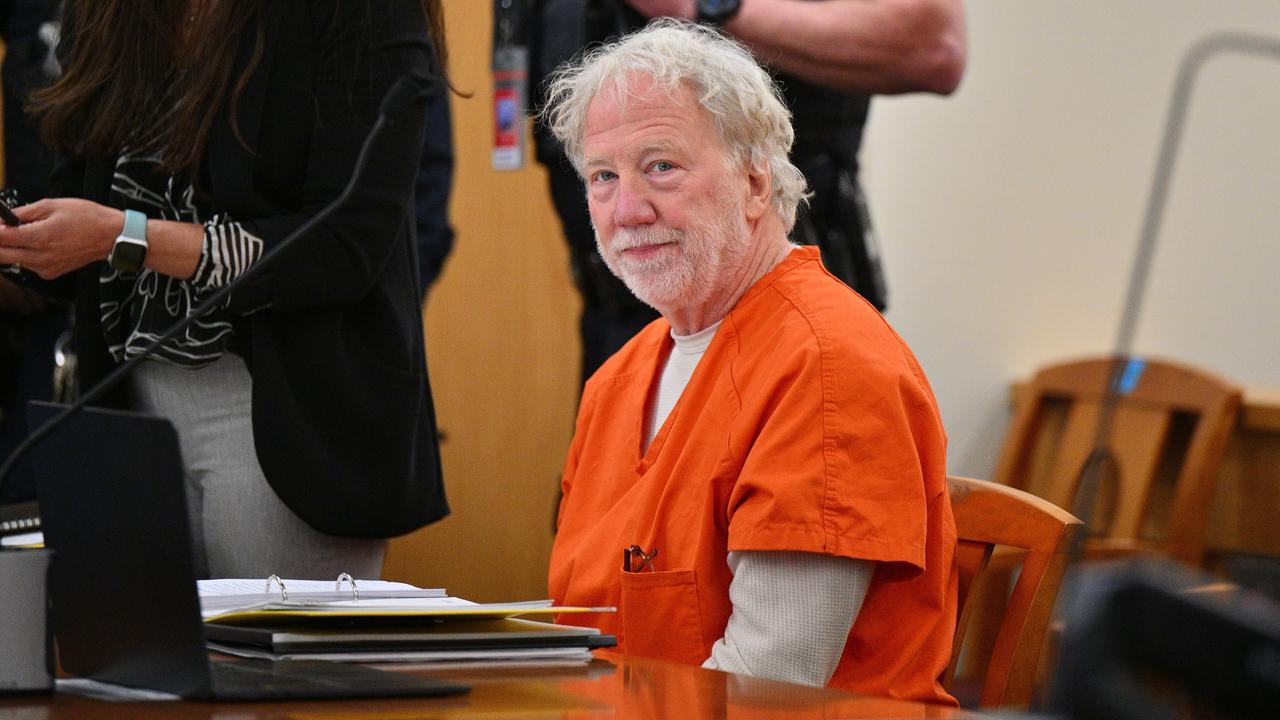 Regisseur und Schauspieler Timothy Busfield blickt vor einer Anhörung im Zweiten Bezirksgericht im Gerichtsgebäude von Bernalillo County am Dienstag, 20. Januar 2026, in Albuquerque, New Mexico, zu.