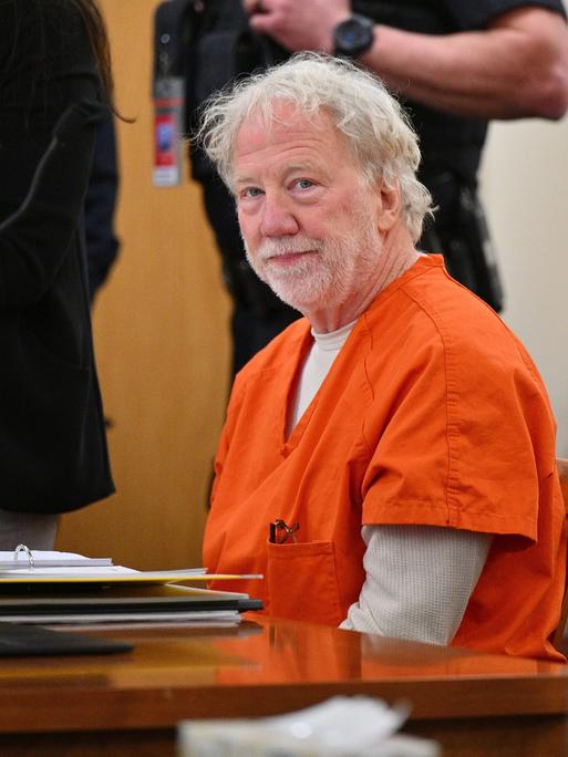Regisseur und Schauspieler Timothy Busfield blickt vor einer Anhörung im Zweiten Bezirksgericht im Gerichtsgebäude von Bernalillo County am Dienstag, 20. Januar 2026, in Albuquerque, New Mexico, zu.