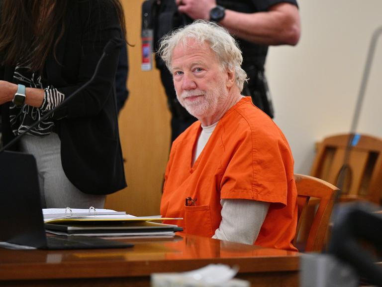 Regisseur und Schauspieler Timothy Busfield blickt vor einer Anhörung im Zweiten Bezirksgericht im Gerichtsgebäude von Bernalillo County am Dienstag, 20. Januar 2026, in Albuquerque, New Mexico, zu.