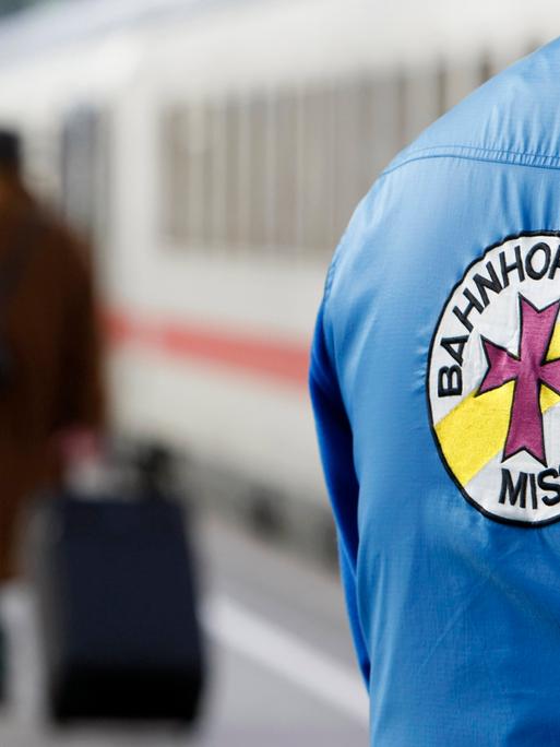 Ein Mitarbeiter der Bahnhofsmission in Stuttgart, Baden-Wuerttemberg, steht an einem Gleis auf dem Stuttgarter Hauptbahnhof