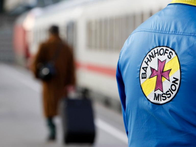 Ein Mitarbeiter der Bahnhofsmission in Stuttgart, Baden-Wuerttemberg, steht an einem Gleis auf dem Stuttgarter Hauptbahnhof