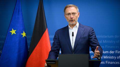 Berlin: Christian Lindner (FDP), Bundesminister der Finanzen, äußert sich bei einer Pressekonferenz im Bundesfinanzministerium zum Beschluss des Bundeskabinetts zum Rentenpaket II. 