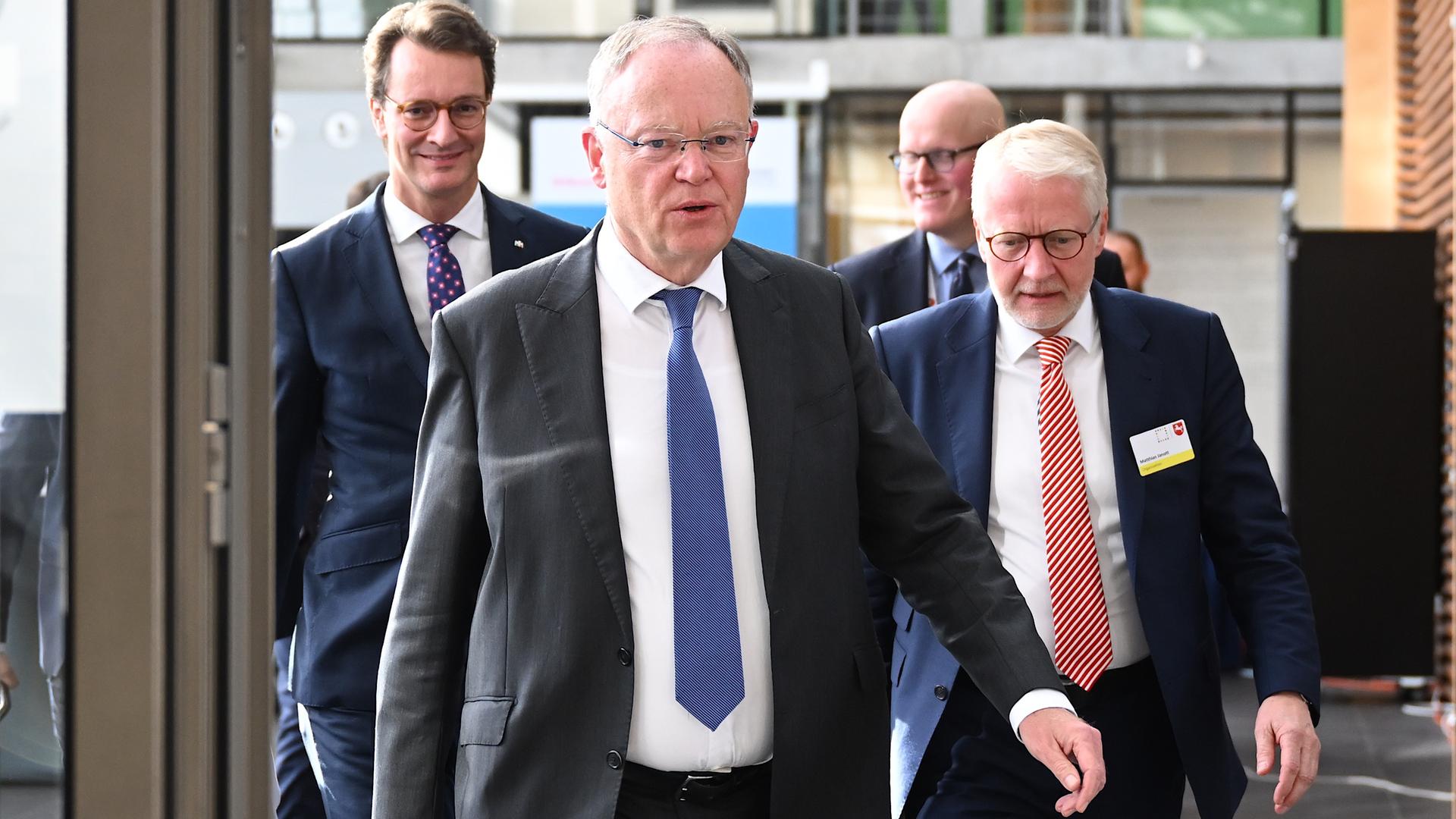 Hendrik Wüst (CDU, l) Ministerpräsident von Nordrhein-Westfalen, und Stephan Weil (SPD), Ministerpräsident von Niedersachsen, kommen nach der Ministerpräsidentenkonferenz in der Landesvertretung von Niedersachsen zu einer Pressekonferenz. Im Mittelpunkt der Gespräche stand die Energiekrise und der Gaspreisdeckel.