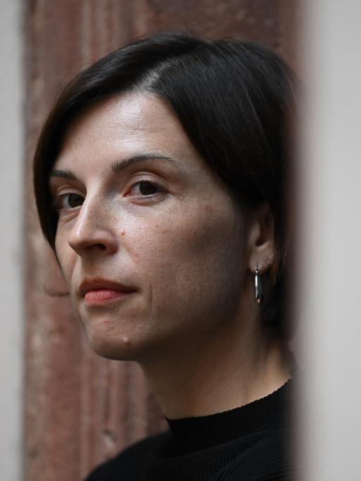 Die Schweizer Autorin Dorothee Elmiger („Die Holländerinnen“) kommt zur Verleihung des Deutschen Buchpreises 2025 in den Römer.