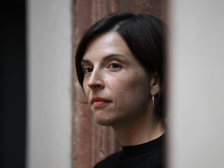 Die Schweizer Autorin Dorothee Elmiger („Die Holländerinnen“) kommt zur Verleihung des Deutschen Buchpreises 2025 in den Römer.