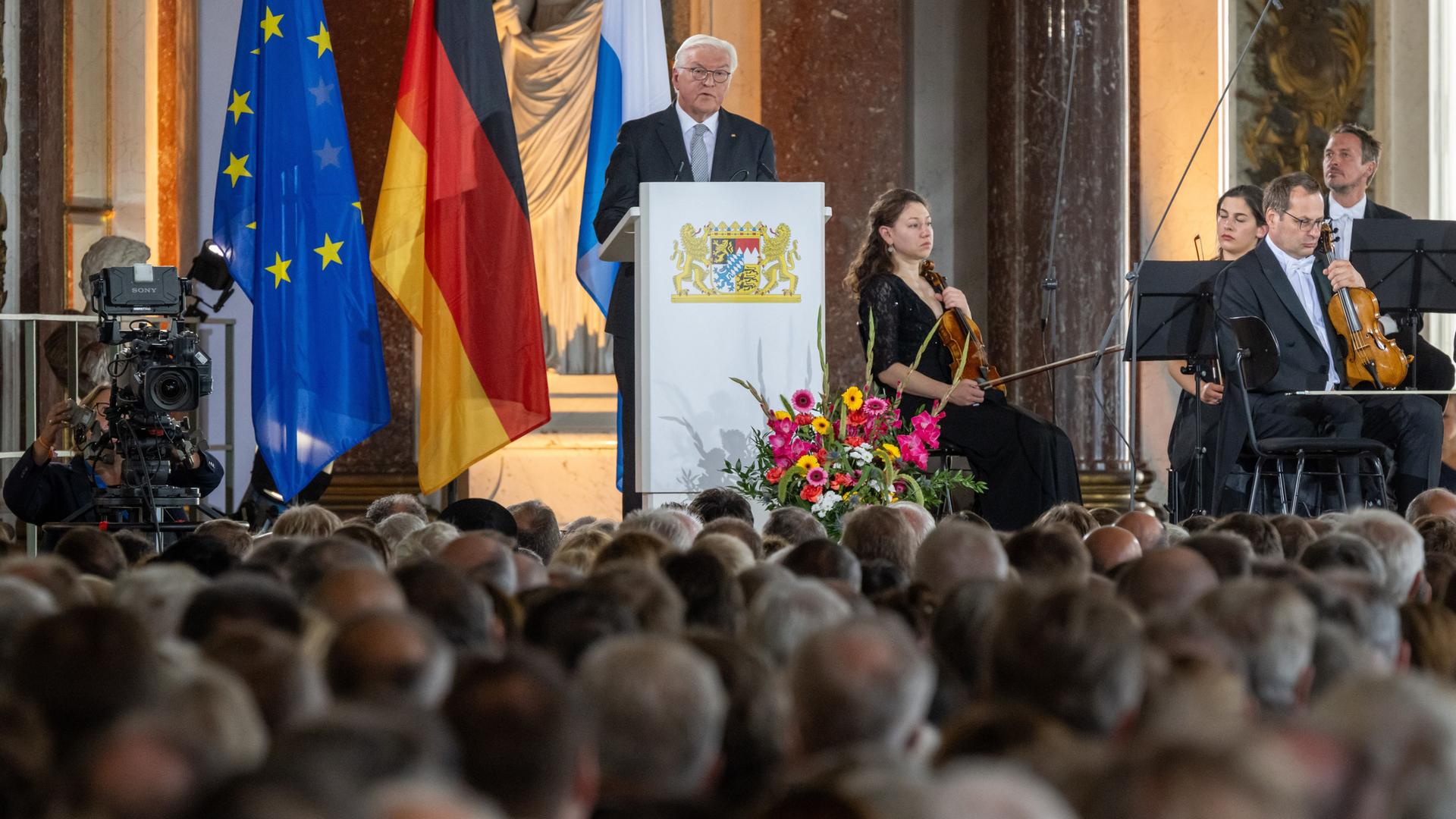Bundespräsident Frank-Walter Steinmeier spricht auf dem Festakt zum 75. Jahrestag des Verfassungskonvent im Spiegelsaal des Alten Schloss auf der Insel Herrenchiemsee.