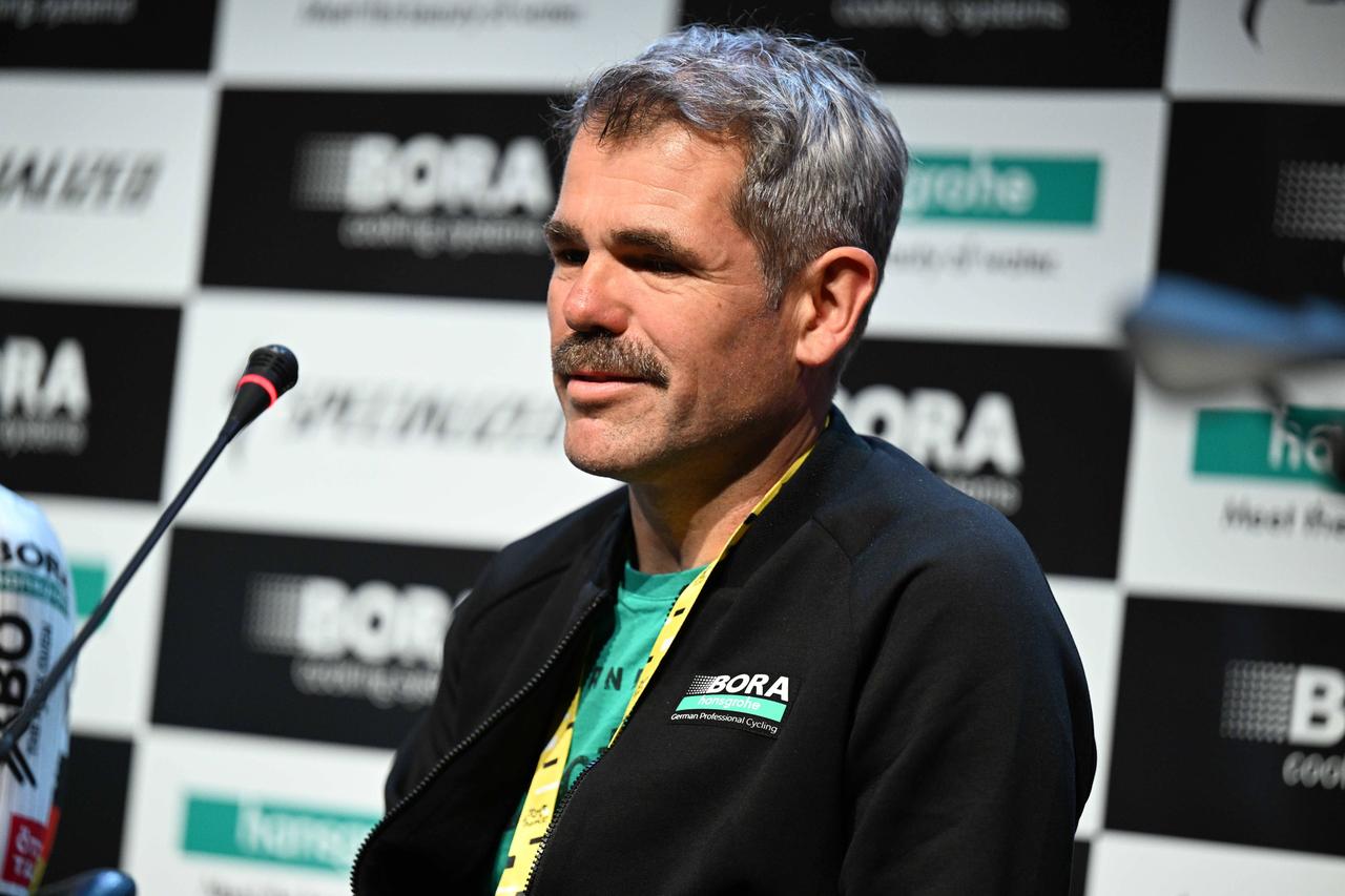 Ralph Denk, Teamchef von Bora-hansgrohe, steht vor der Tour de France bei einer Pressekonferenz Rede und Antwort.