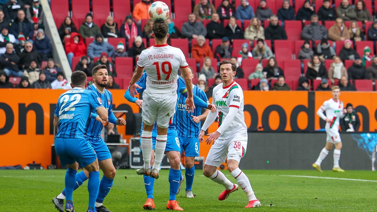 Szene aus dem Spiel Augsburg gegen Heidenheim; ein Kopfball von Robin Fellhauer (Augsburg); zu sehen sind auch mehrere Spieler von Heidenheim.