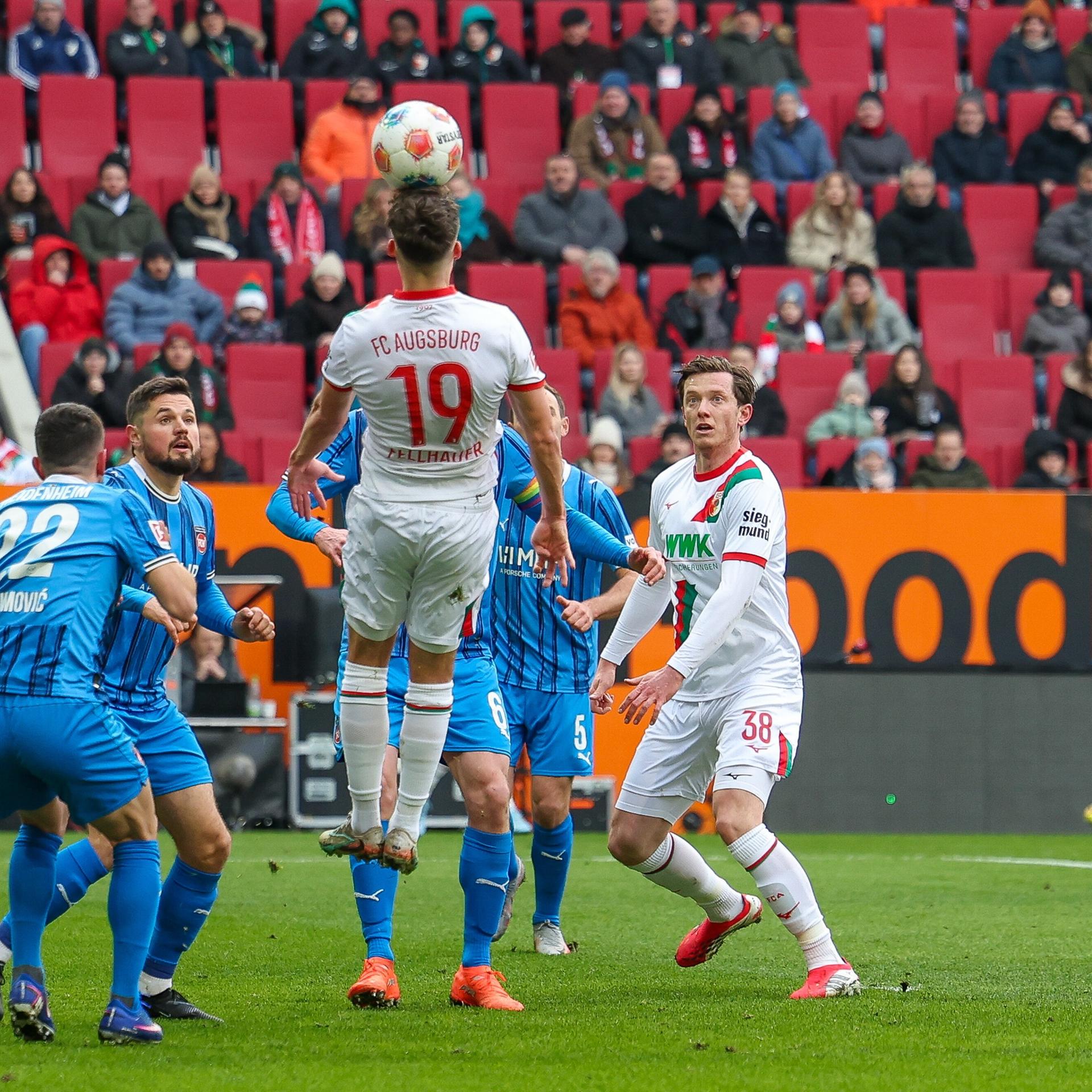 Szene aus dem Spiel Augsburg gegen Heidenheim; ein Kopfball von Robin Fellhauer (Augsburg); zu sehen sind auch mehrere Spieler von Heidenheim.