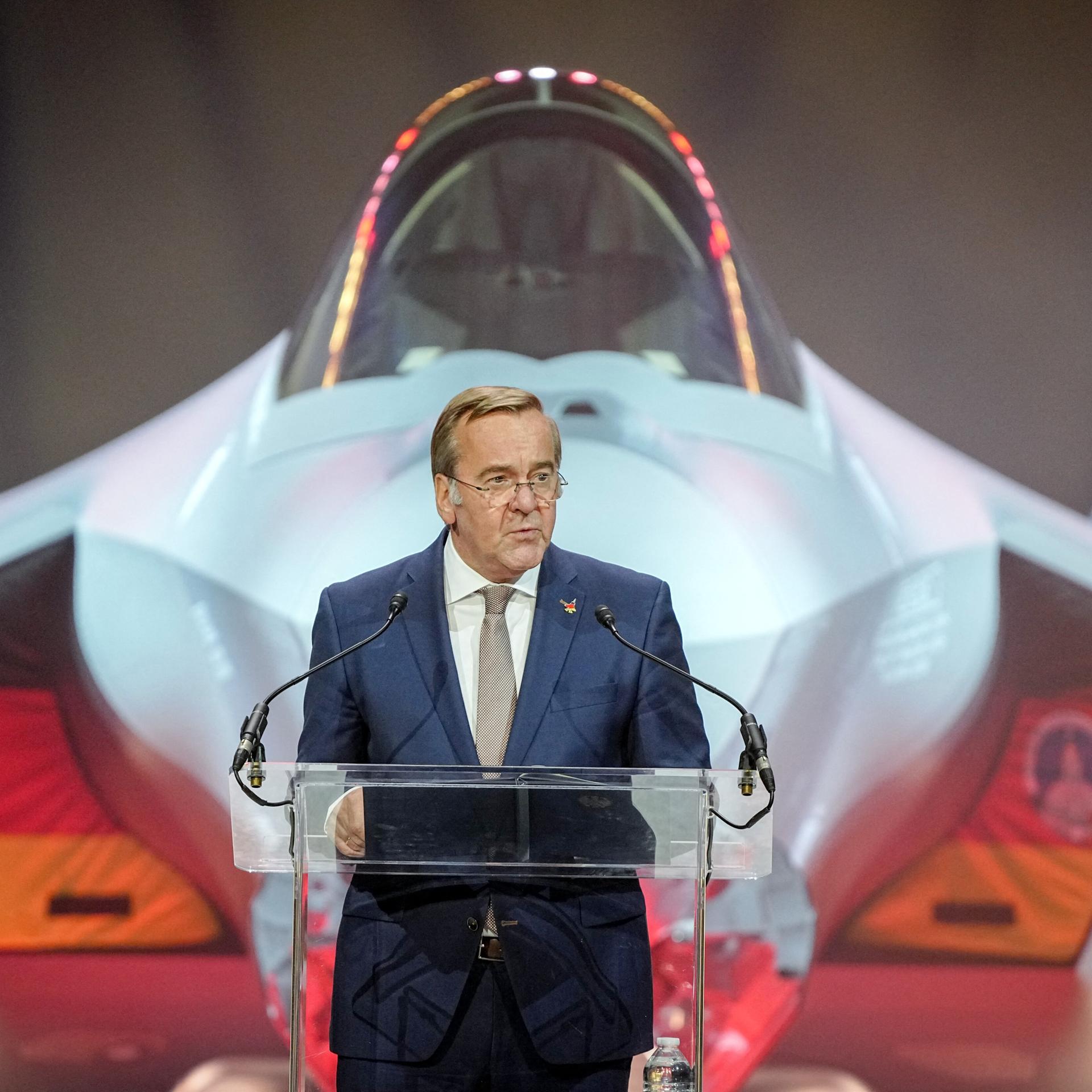 Boris Pistorius (SPD), Verteidigungsminister, spricht bei der Übergabezeremonie vor dem Kampfflugzeug vom Typ F-35A an die Deutsche Luftwaffe auf dem Werksgelände des US-Unternehmens Lockheed Martin.