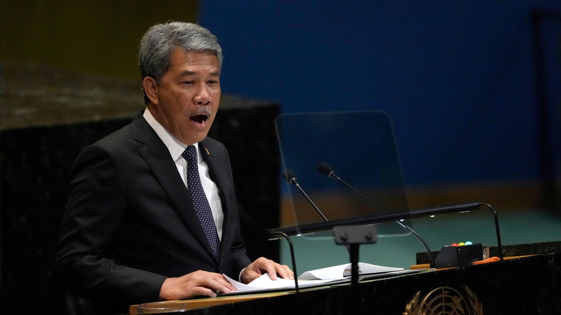 Der malaysische Außenminister Hasan steht hinter einem Rednerpult. Der malaysische Außenminister Hasan steht hinter einem Rednerpult.