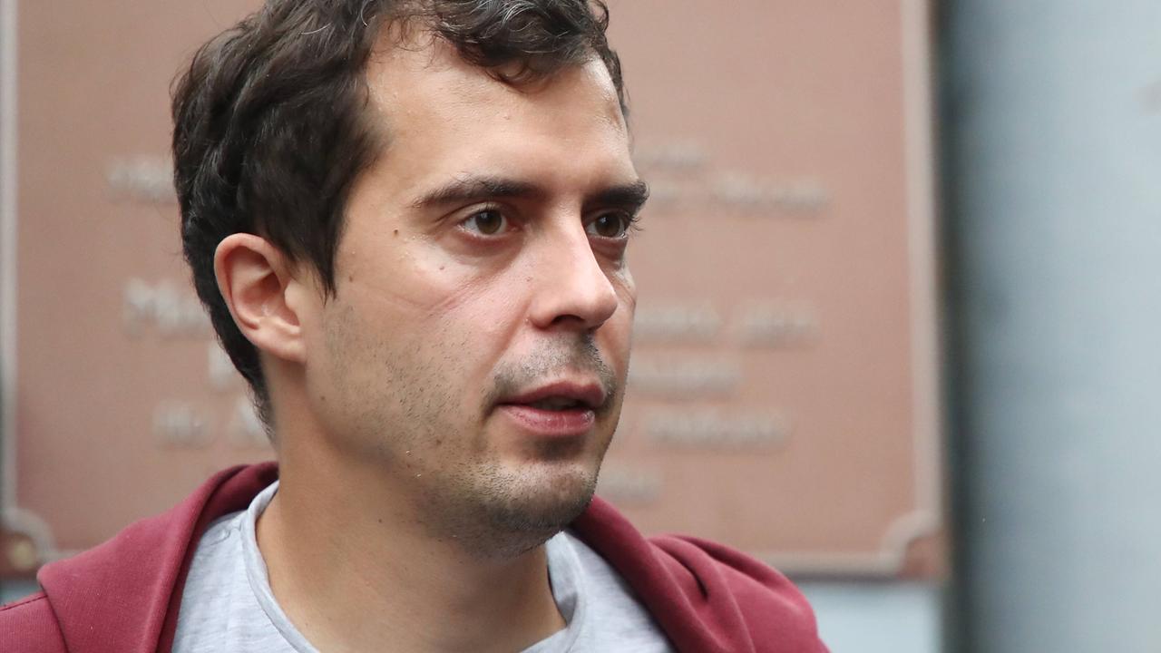 Der russische Exil-Journalst Roman Dobrokhotov im Portrait.