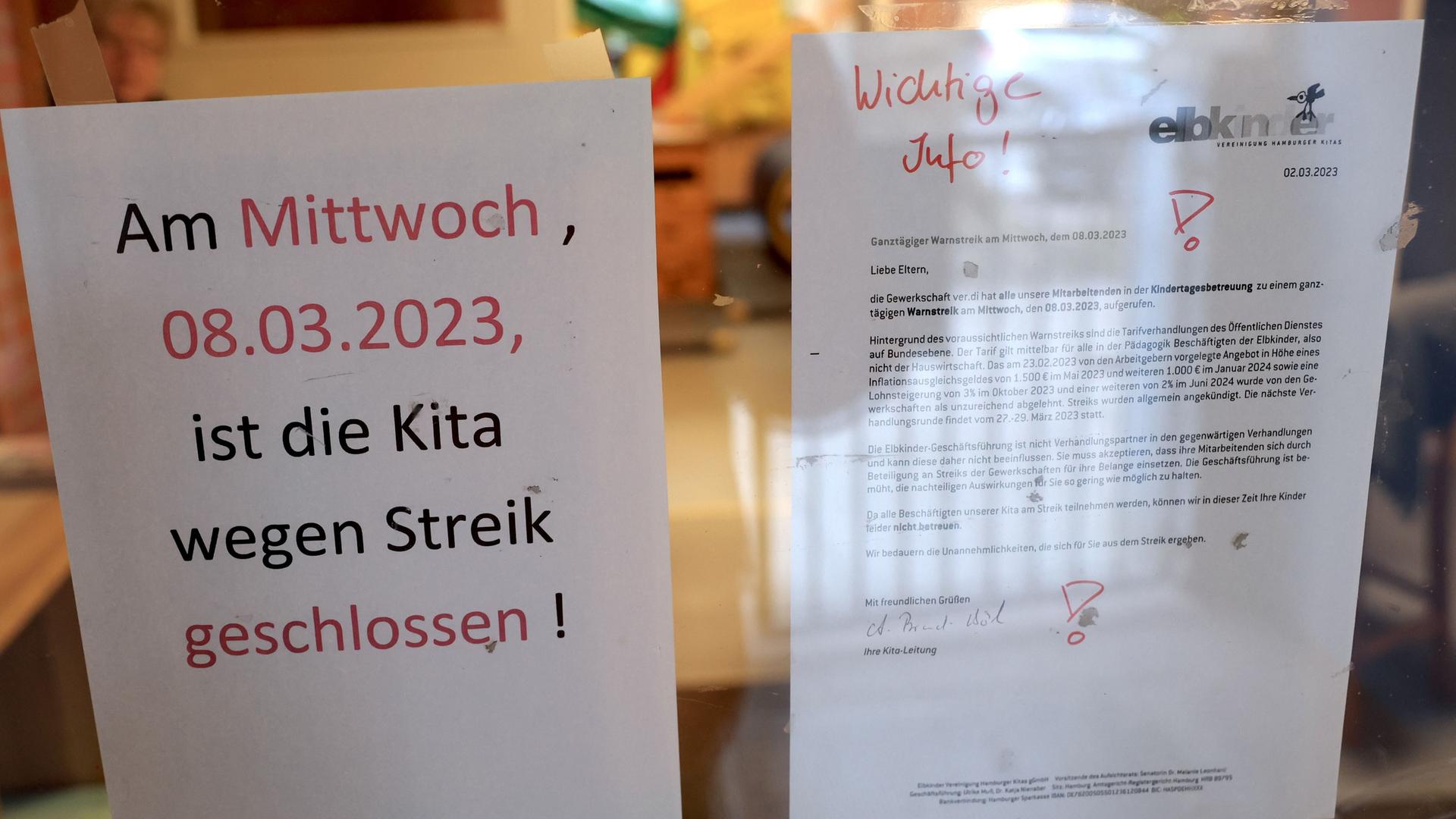 Hamburg: Ein Aushang an einer Kita in Hamburg-Eimsbüttel weist darauf hin, dass die Einrichtung wegen eines Warnstreiks geschlossen ist. Hamburg: Ein Aushang an einer Kita in Hamburg-Eimsbüttel weist darauf hin, dass die Einrichtung wegen eines Warnstreiks geschlossen ist.