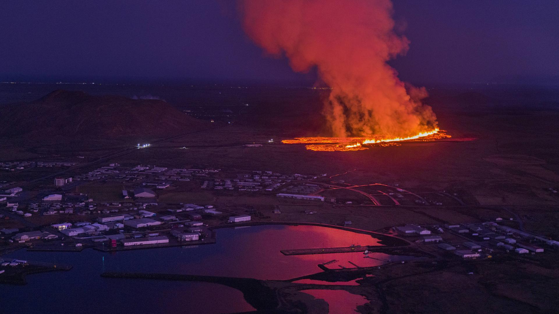 Vulkanische Risse in der Nähe der isländischen Stadt Grindavik in der Dämmerung nahe der Hauptstadt Reykjavik (14. Januar 2024).