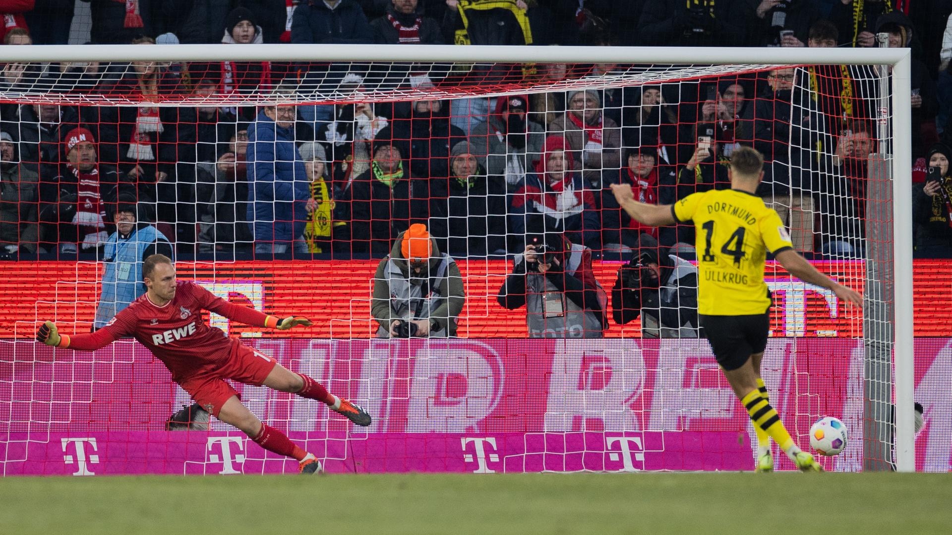 Dortmunds Niclas Füllkrug (r) trifft per Elfmeter gegen Kölns Torwart Marvin Schwäbe zum 2:0.