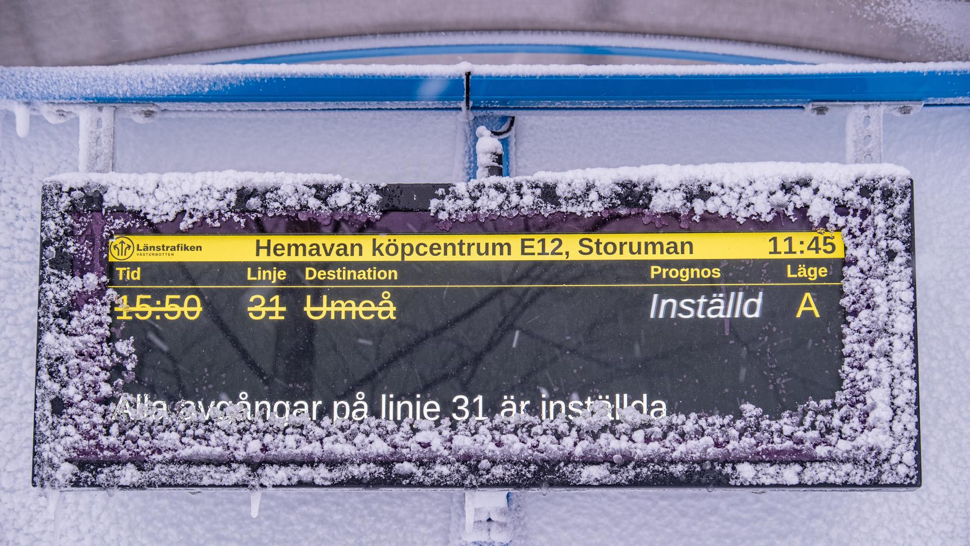 Eine Anzeigetafel zeigt, dass eine Verkehrsverbindung wegen eines Wintersturms ausfällt.