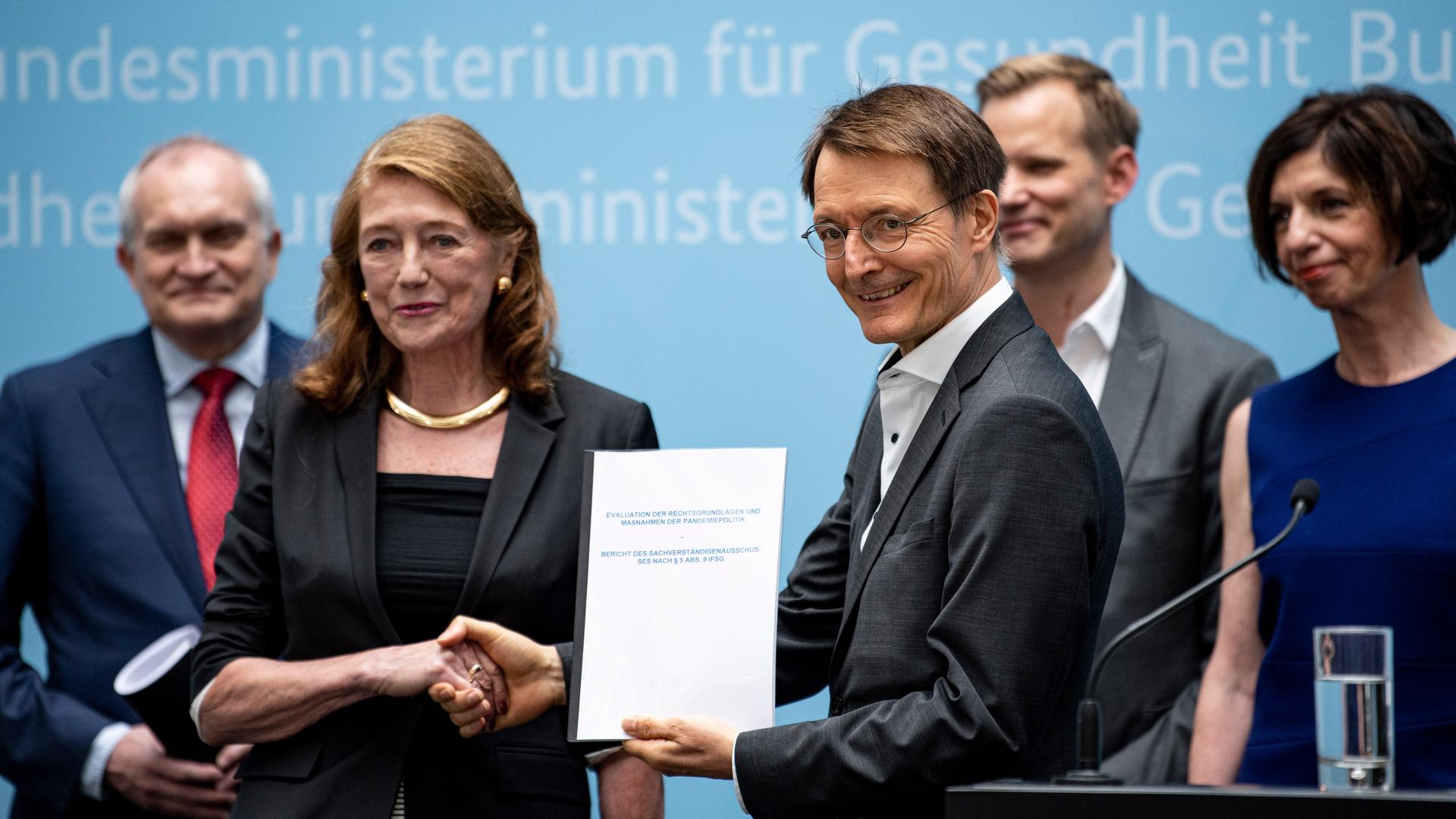 Helga Rübsamen-Schaeff, Virologin, Chemikerin und stellvertretende Vorsitzende des Sachverständigenausschuss zur Evaluation des Infektionsschutzgesetzes (IfSG), übergibt Karl Lauterbach (SPD), Bundesminister für Gesundheit, auf einer Pressekonferenz den Evaluationsbericht des IfSG