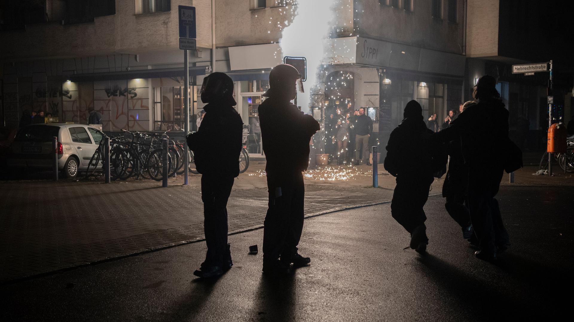 Einsatzkräfte der Polizei stehen unweit vom Kottbuser Damm.
