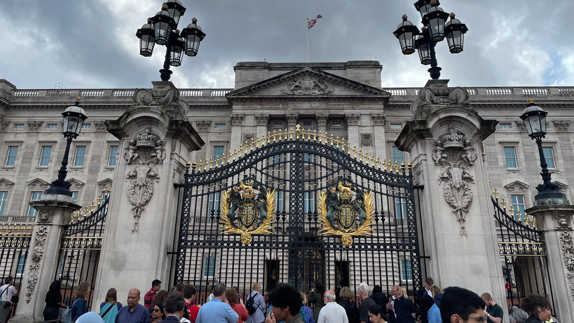 Nachdem bekannt wurde, dass es Königin Elizabeth II. schlecht gehen soll, haben sich zahlreiche Menschen vor dem Buckingham Palast versammelt Nachdem bekannt wurde, dass es Königin Elizabeth II. schlecht gehen soll, haben sich zahlreiche Menschen vor dem Buckingham Palast versammelt
