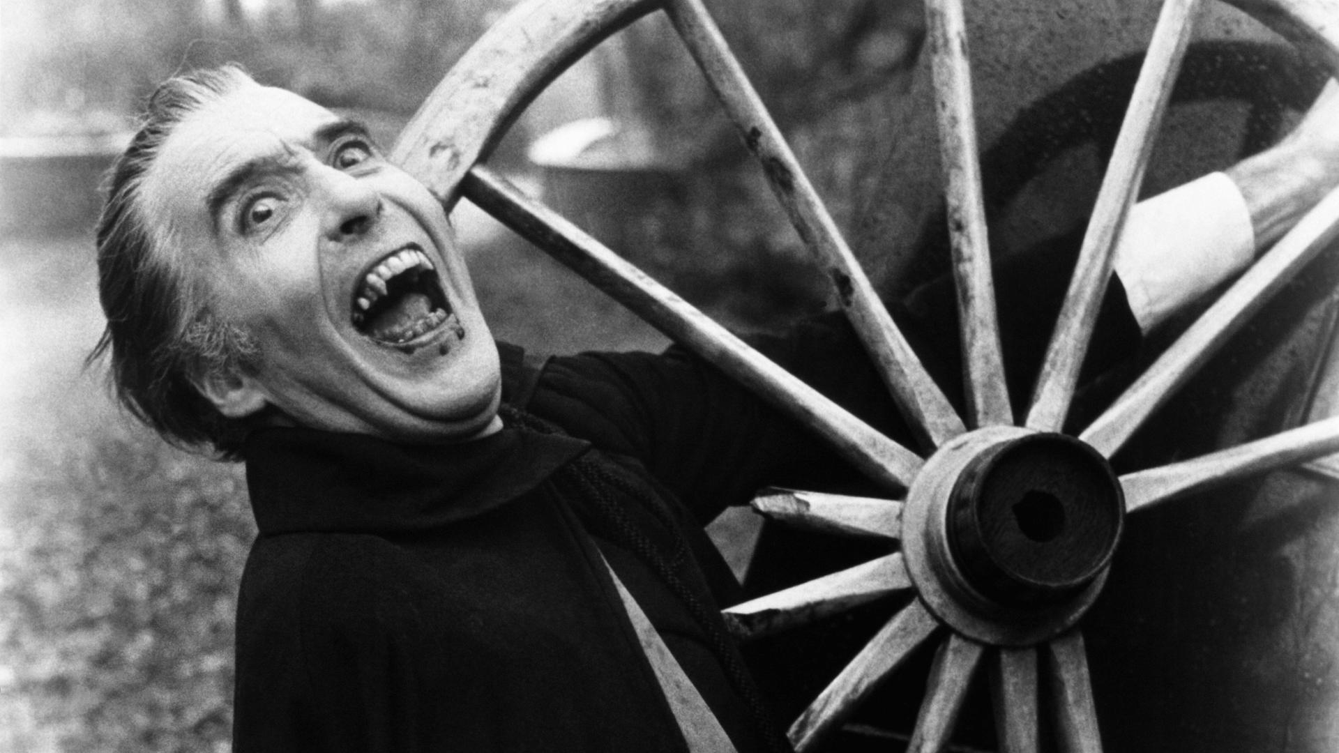 Christopher Lee zeigt als Vampir Dracula furchteinflößend seine Zähne Christopher Lee zeigt als Vampir Dracula furchteinflößend seine Zähne
