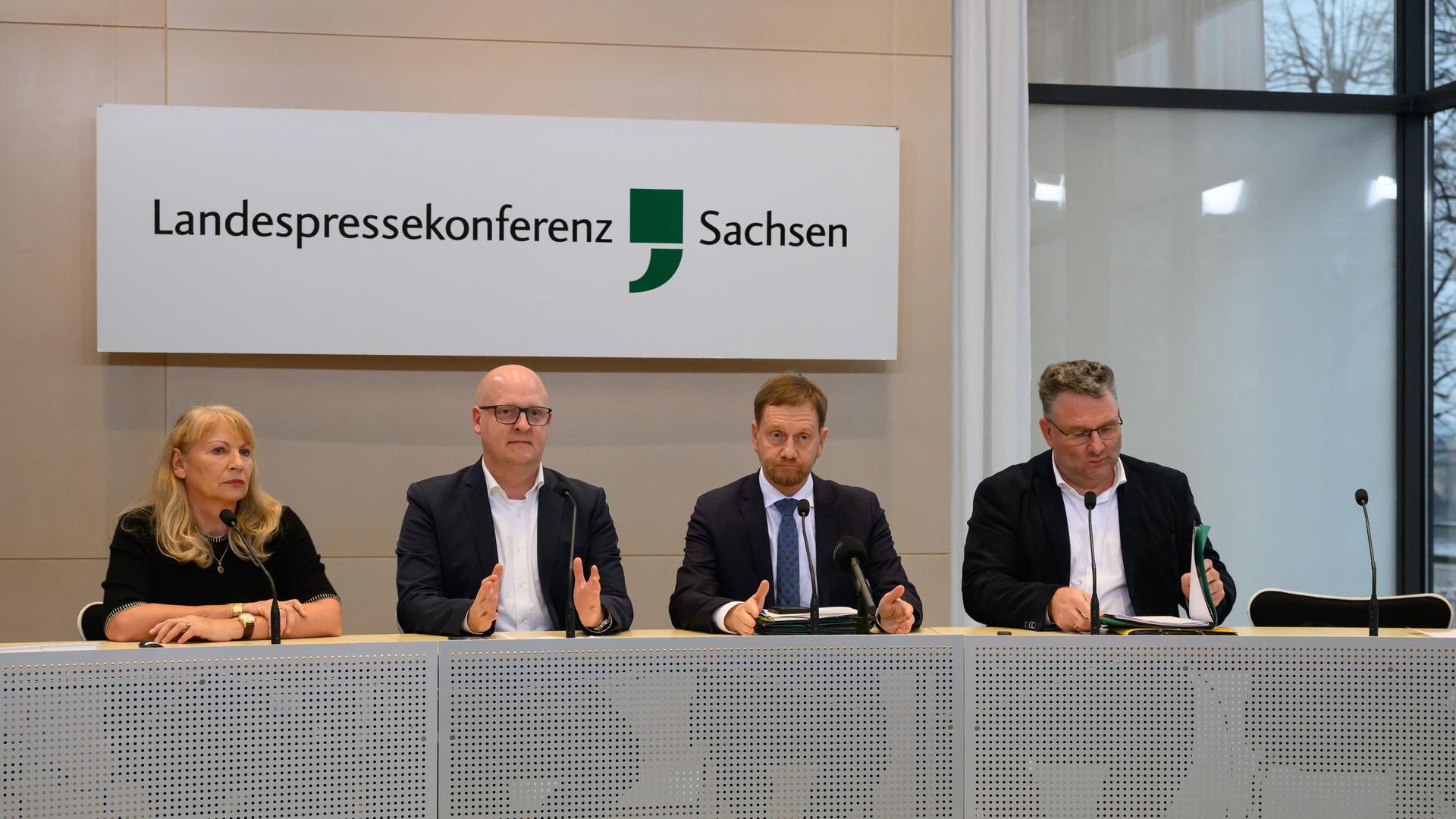 Petra Köpping (SPD, l-r), Sozialministerin von Sachsen, Henning Homann, Co-Vorsitzender der SPD in Sachsen, Michael Kretschmer (CDU), Ministerpräsident von Sachsen, und Christian Hartmann (CDU), Fraktionsvorsitzender im Sächsischen Landtag