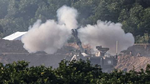 Ein israelischer Panzer feuert eine Rakeete in der Nähe der Grenze zum Gazastreifen ab.
