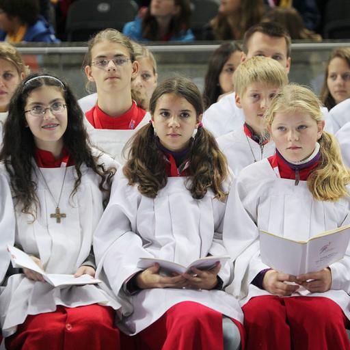 Messdienerinnen bei einem Papst-Besuch in Deutschland