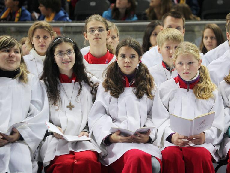 Messdienerinnen bei einem Papst-Besuch in Deutschland
