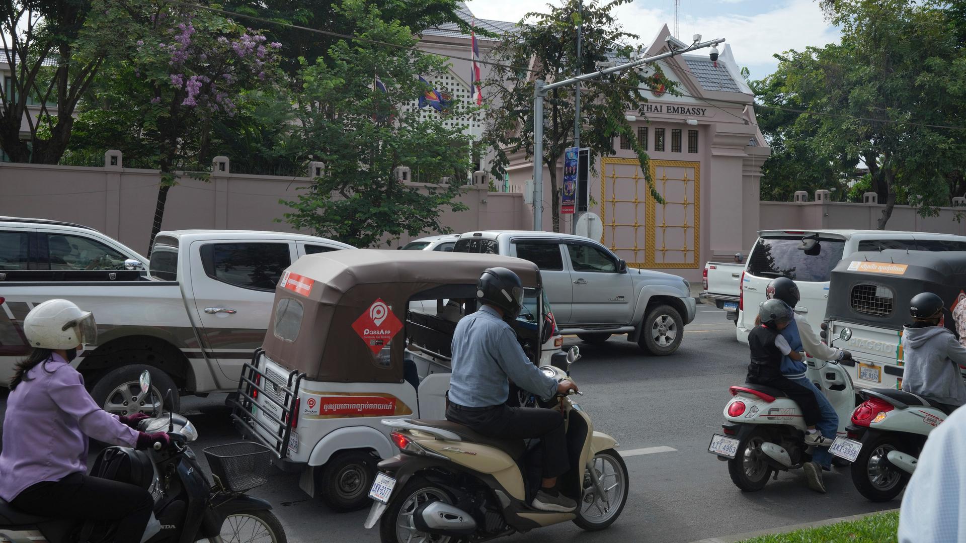 Phnom Penh: Fahrzeuge passieren die thailändische Botschaft in Phnom Penh. Phnom Penh: Fahrzeuge passieren die thailändische Botschaft in Phnom Penh.