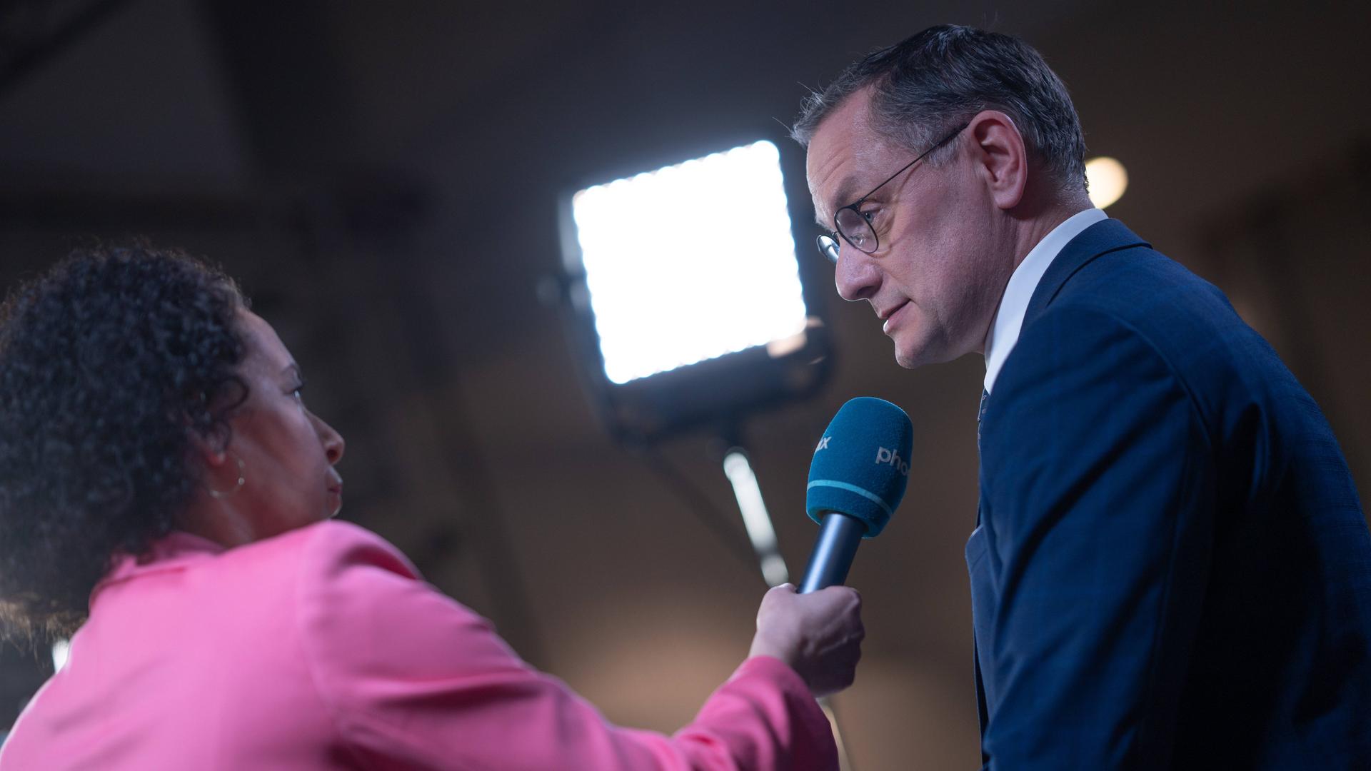 Der AfD-Bundesvorsitzende Tino Chrupalla im TV-Interview im Medienzentrum in Hamburg, nach der Wahl zur Hamburgischen Bürgerschaft am 2. März 2025 Der AfD-Bundesvorsitzende Tino Chrupalla im TV-Interview im Medienzentrum in Hamburg, nach der Wahl zur Hamburgischen Bürgerschaft am 2. März 2025