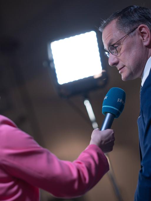 Der AfD-Bundesvorsitzende Tino Chrupalla im TV-Interview im Medienzentrum in Hamburg, nach der Wahl zur Hamburgischen Bürgerschaft am 2. März 2025 
