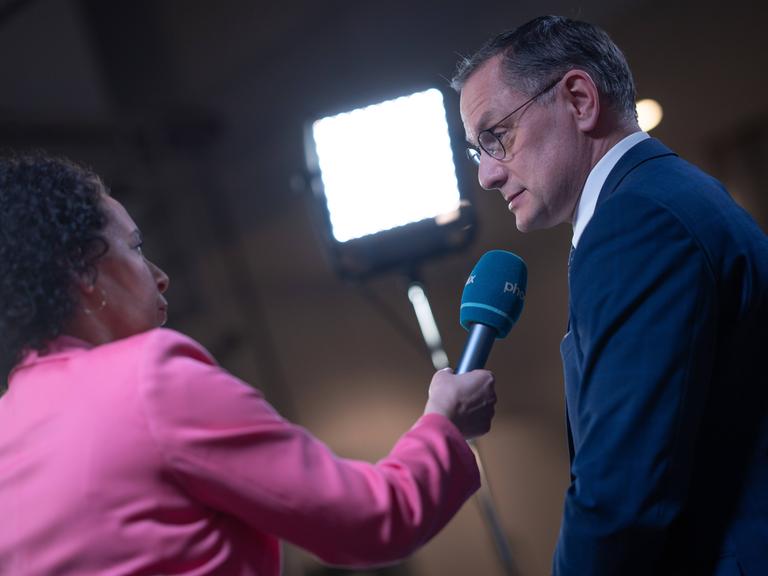 Der AfD-Bundesvorsitzende Tino Chrupalla im TV-Interview im Medienzentrum in Hamburg, nach der Wahl zur Hamburgischen Bürgerschaft am 2. März 2025 