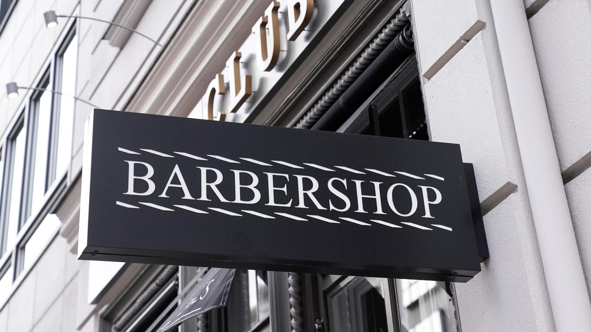 Ein Schild mit der Aufschrift Babershop.