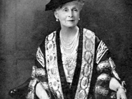 Die englische Prinzessin Alice, Countess von Athlone, in ihrer neuen Robe, nach der Ernennung zur Kanzlerin der Universität der Westindischen Inseln in Kingston, Jamaika.