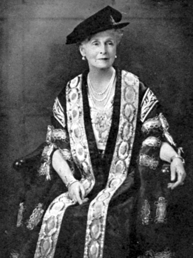 Die englische Prinzessin Alice, Countess von Athlone, in ihrer neuen Robe, nach der Ernennung zur Kanzlerin der Universität der Westindischen Inseln in Kingston, Jamaika.