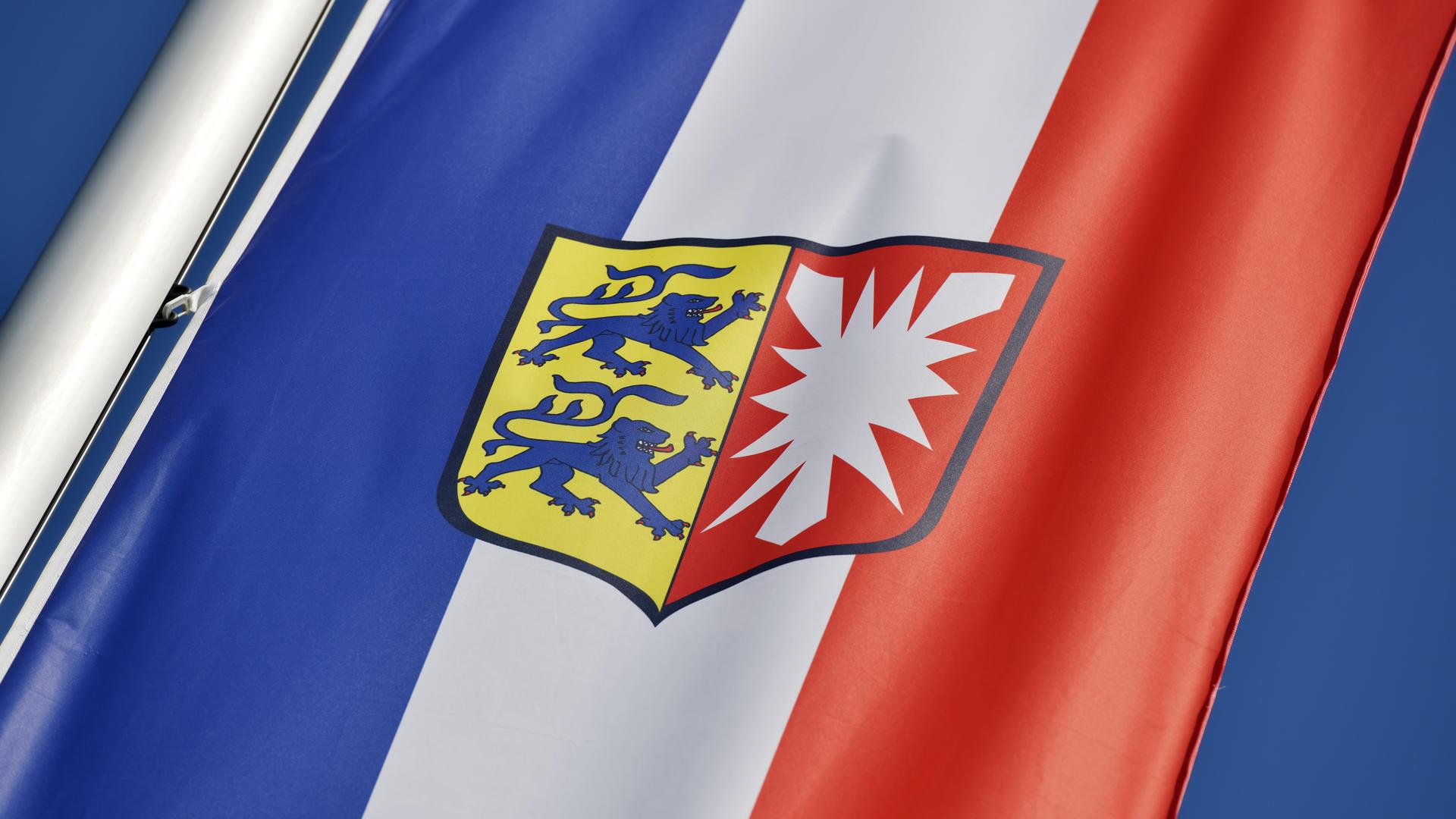 Wehende Fahne des deutschen Bundeslandes Schleswig-Holstein Wehende Fahne des deutschen Bundeslandes Schleswig-Holstein