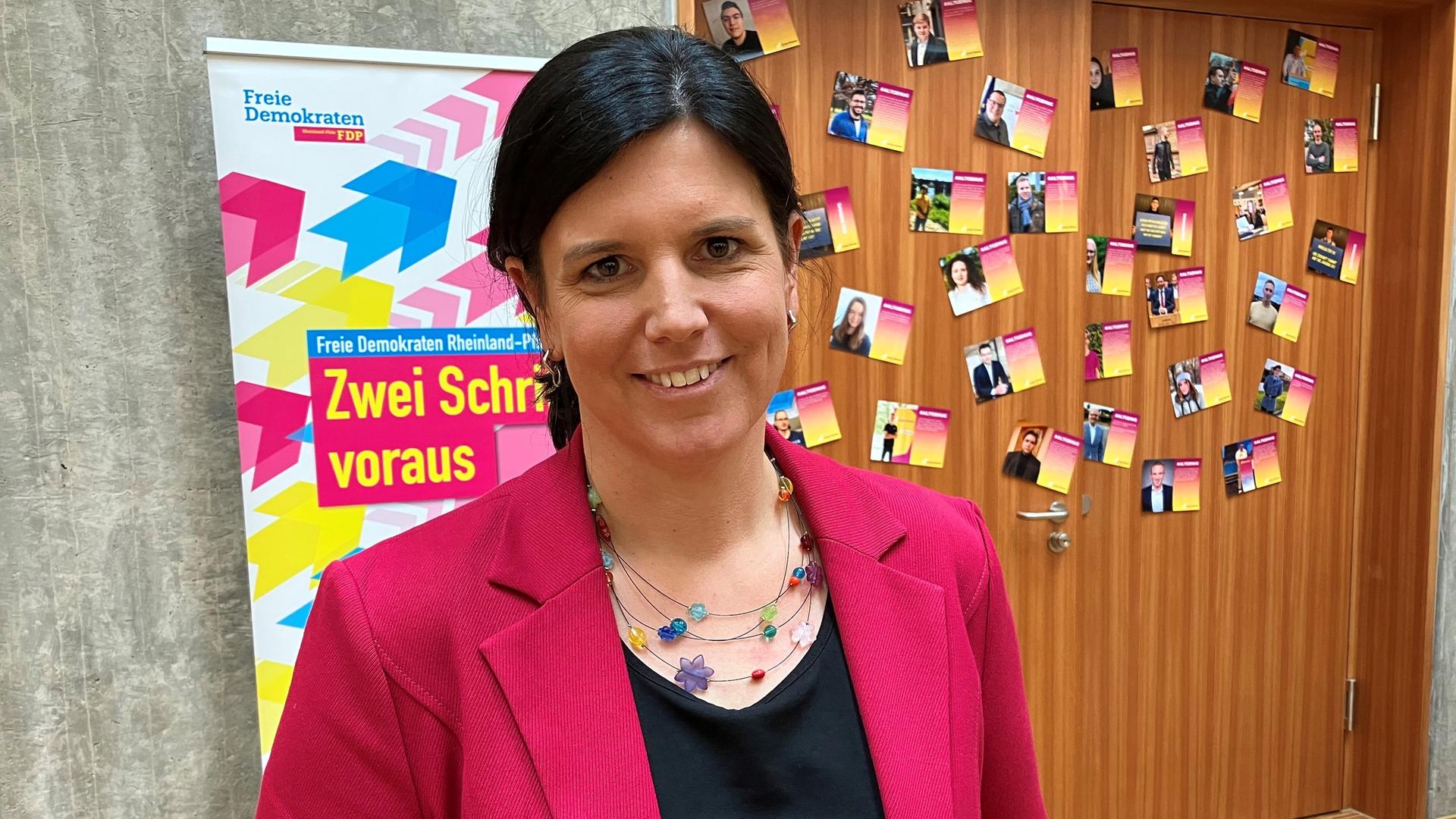 Die stellvertretende FDP Landesvorsitzende Carina Konrad lächelt am Rande des Landesparteitag der FDP Rheinland-Pfalz. in die Kamera.