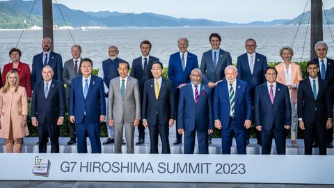 Zu sehen sind die Staatschefs zahlreicher Länder auf dem G7-Gipfel in Hiroshima, unter anderem Bundeskanzler Scholz und US-Präsident Biden. Auch Vertreter der G20-Staaten nehmen als Gäste teil.