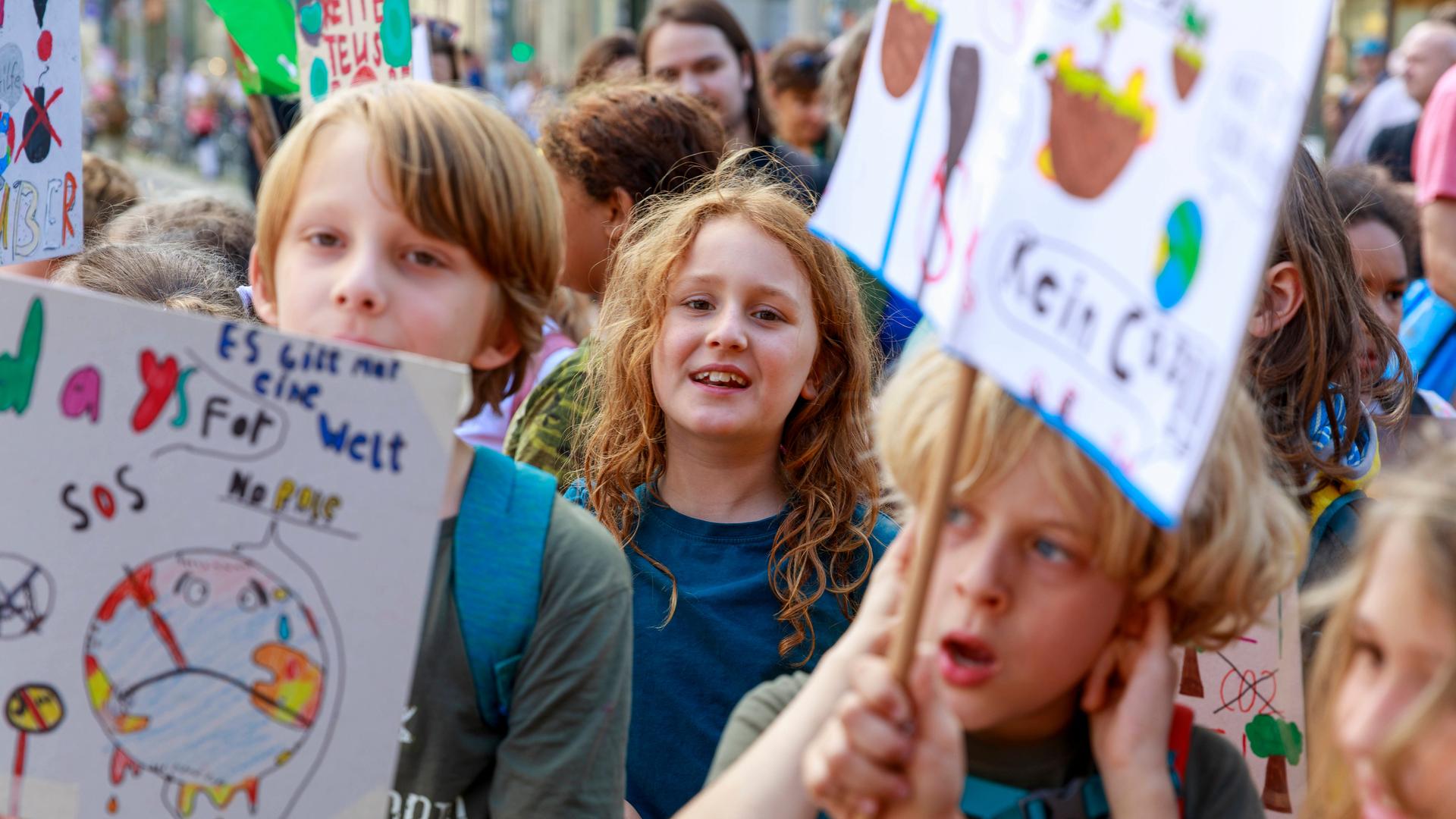 Junges Schulkind protestiert mit der Klasse beim 13. globalen Klimastreik in Berlin am 15. September 2023.